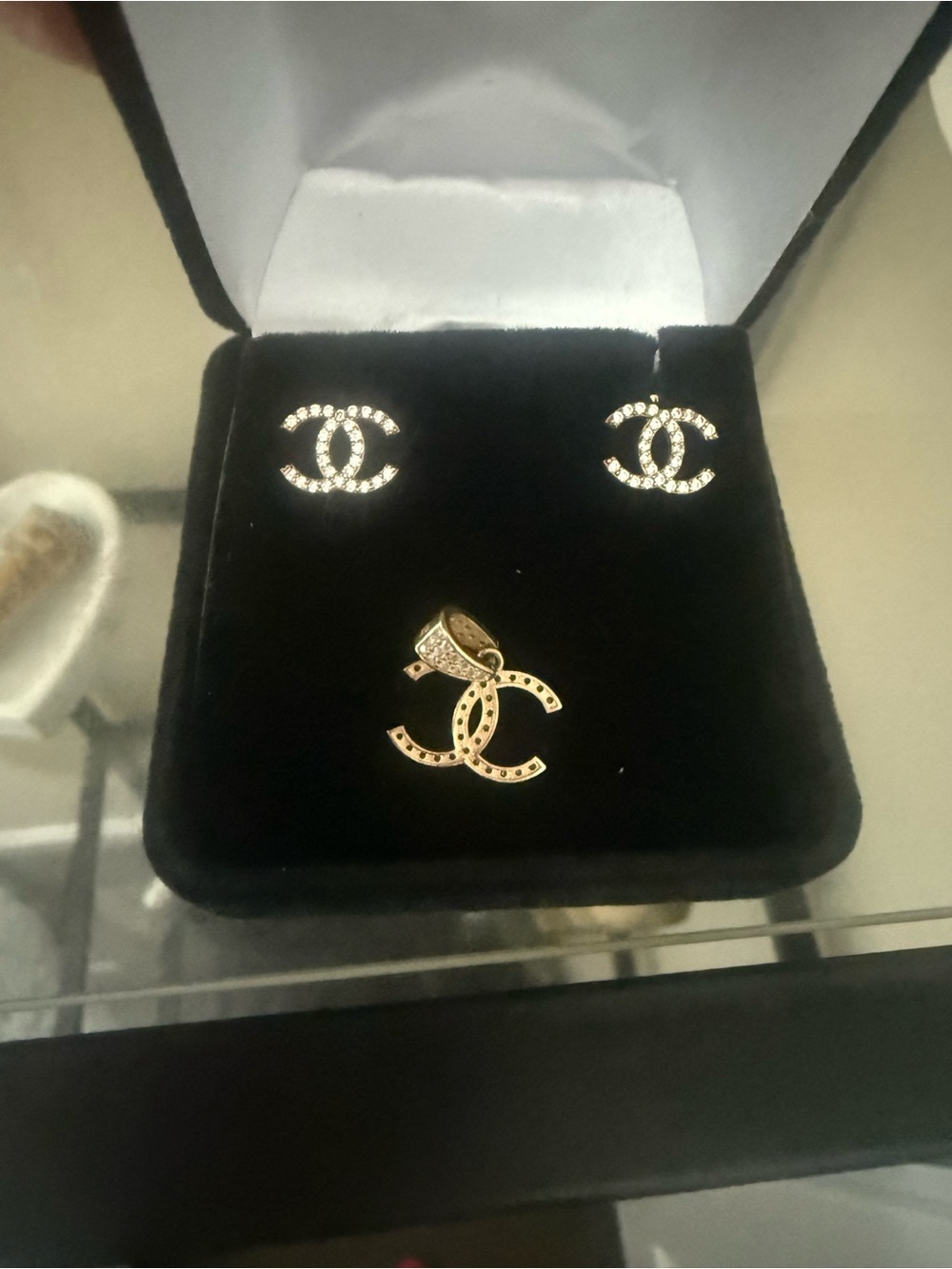 10KT CHANEL yellow gold CC Pendant with Matching CC Earrings - Picture 7 of 9